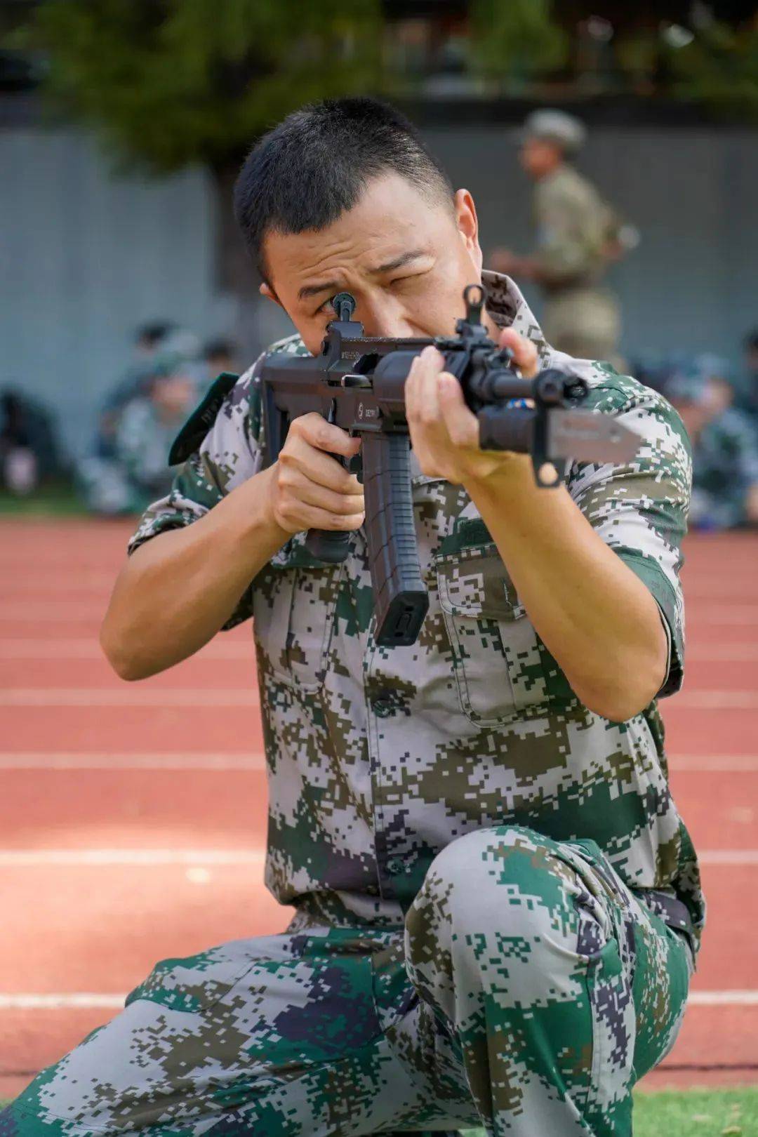 铿锵铁骨(铿锵铁骨电影剧情介绍)